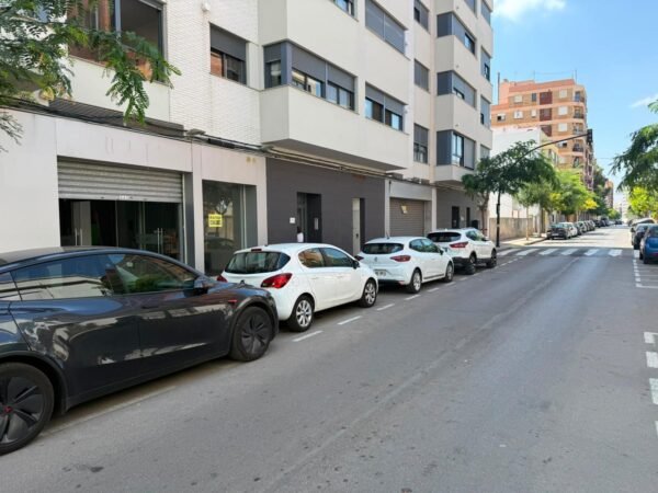 Fachada exterior del local comercial en alquiler en la avenida San Juan Bosco de Burriana