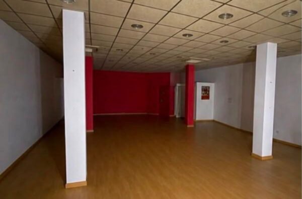 Sala amplia con columnas dentro del local comercial