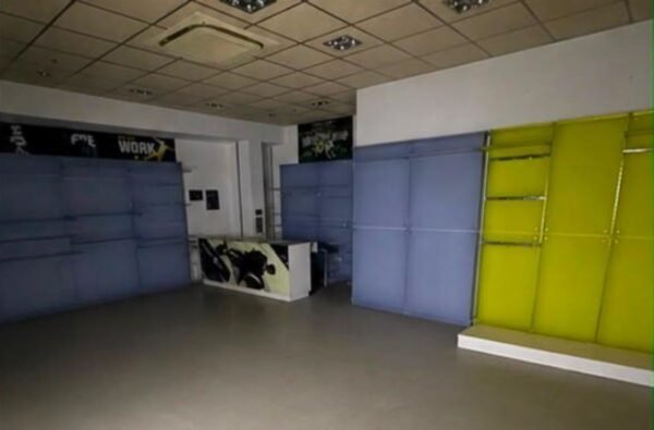 Área comercial con mobiliario expositor en el local