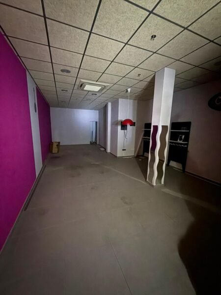 Espacio interior versátil del local comercial en Burriana