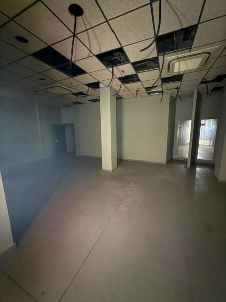 Zona interior diáfana con instalaciones de climatización